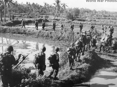 Gen. MacArthurs troops advance near Binmaley on Luzon