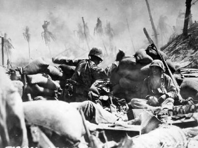 Marine throw a hand granade Tarawa 1943