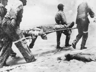 Marines Move Wounded Tarawa 1943