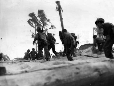 Marines advancing toward Japanese position on Tarawa