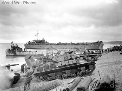 M10 named „Bessie”. USS LST-325 and LCT-153 beached in Sicily 10 July 1943