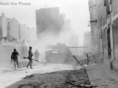 M18 in action Brest 1944
