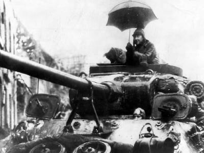 9th Army soldier under umbrella atop M36 Jackson – Germany 1945