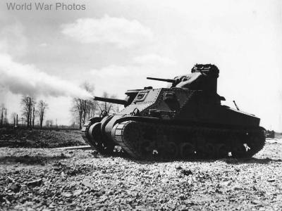 M3 „Lee” firing its 75mm gun