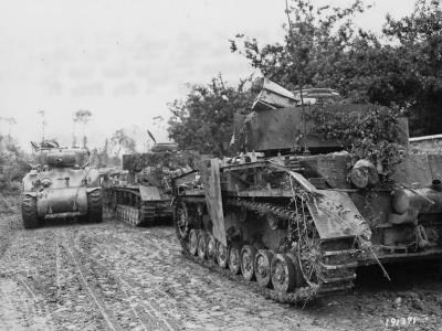 M4A1 Sherman of the 30th Infantry Division passes two German Panzer IV Tanks St Lo Normandy 1944 – „Operation Cobra”