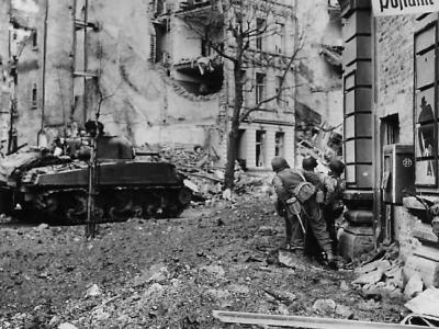 3rd Army troops advance toward Cathedral in Cologne