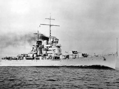 Cruiser USS St. Louis CL-49 bow view