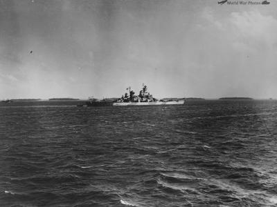 USS Iowa anchored at Majuro Atoll
