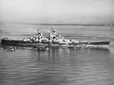 Tugs around USS Missouri