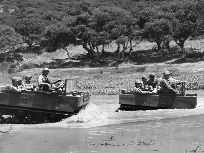 Tests M29 Weasel at Fort Ord 1944