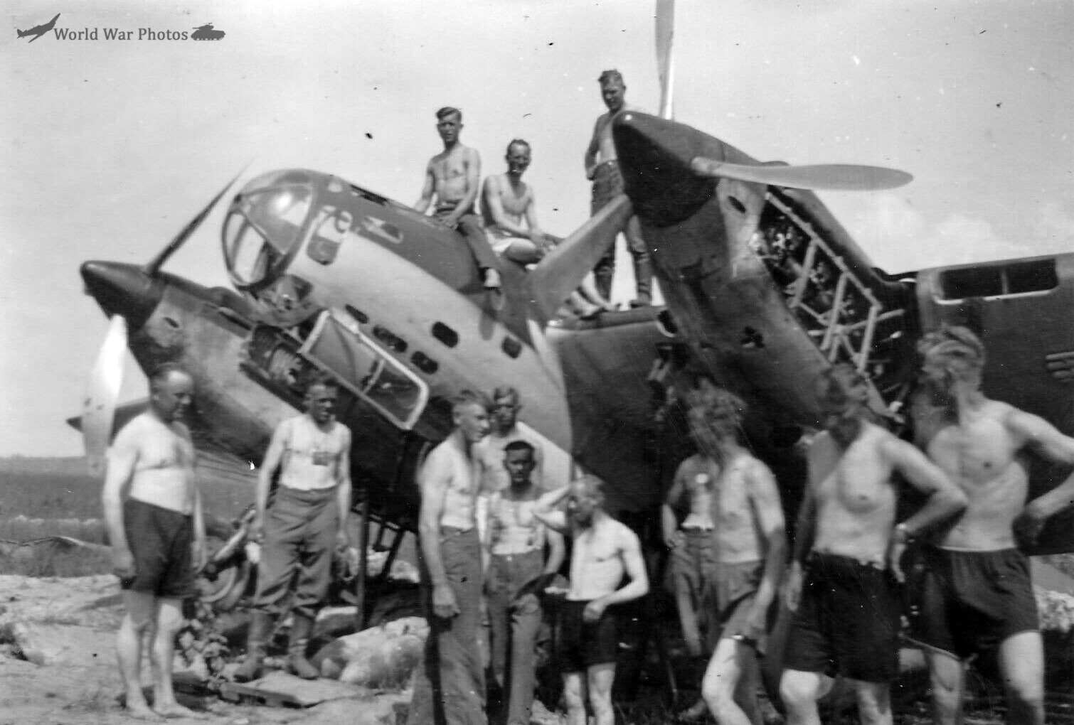 German soldiers posing with Ar-2 