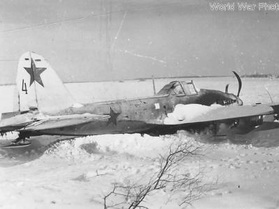 Il-2 Sturmovik „red 4” with skis 2
