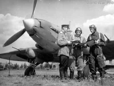 Sturmovik crew briefing before flight