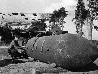 Soviet 5 ton bomb FAB-5000, Kratovo airfield 1943