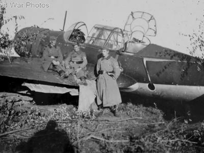 German soldiers posing beside a Su-2