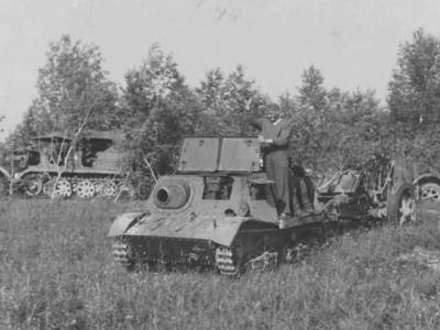 Lightweight T-20 Komsomoletc artillery prime mover