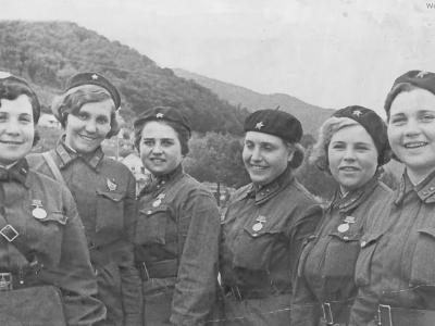 6 Women surgeons with medals 1944