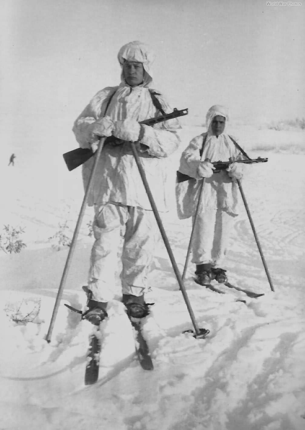 Red Army soldiers on skies | World War Photos