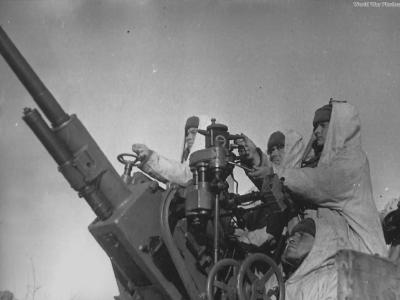 Soviet soldier manning AA gun 2