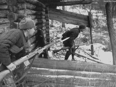 Soviet soldiers with SVT-40