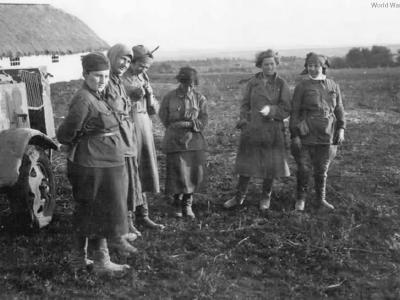 Soviet female soldiers captured by the Germans 1941