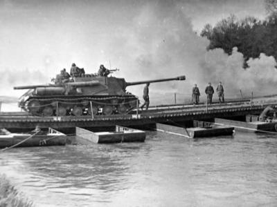 ISU-122S passing a pontoon bridge, Germany 1945