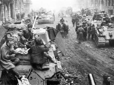 ISU-122S with side armour skirts, Berlin