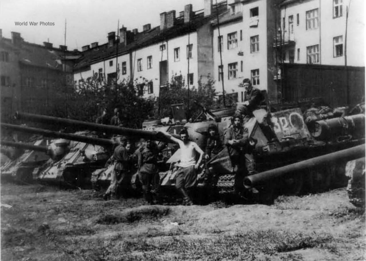 SU-100 of the 6th Guard Tank Corps, Prague May 1945