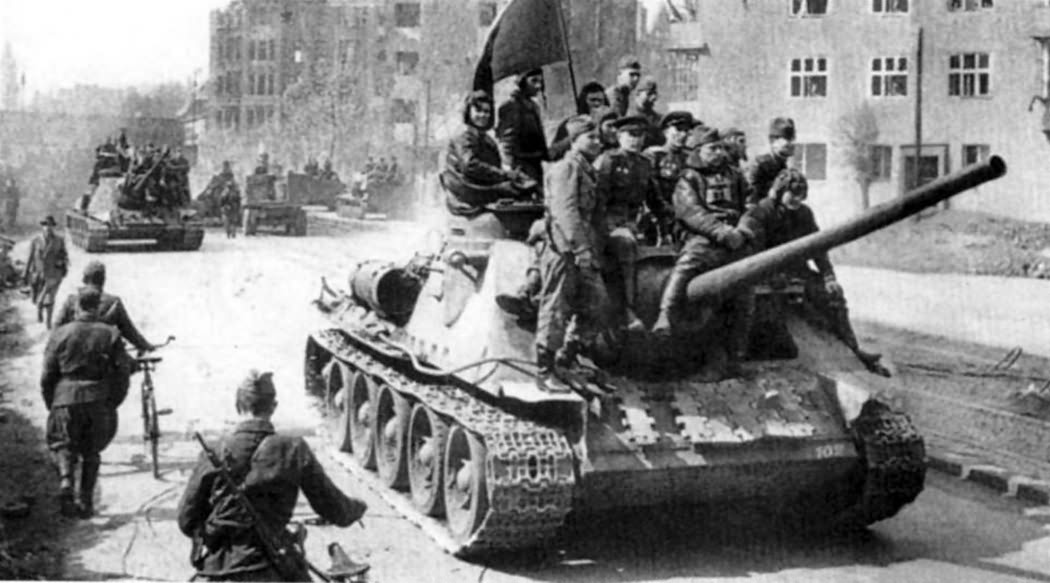 SU-100 in Berlin 2 | World War Photos