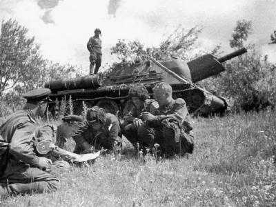 The crew of a russian Su 122 assault gun during the Battle of Kursk, July 1943