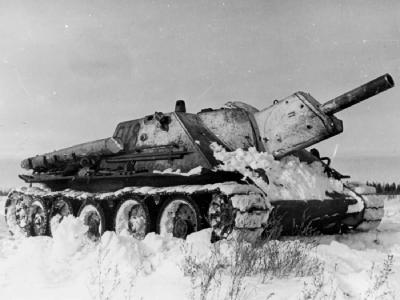 Su-122 with provisional winter camouflage, 1943