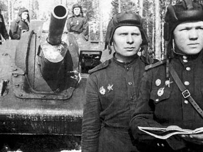 Crew and their Su-122 from guards unit