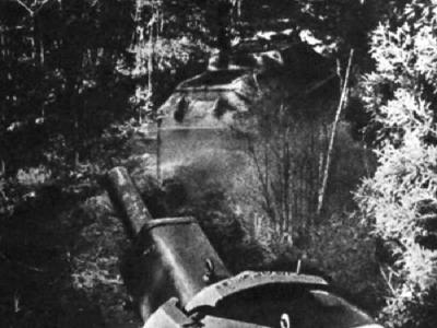Su122 passing through the forest