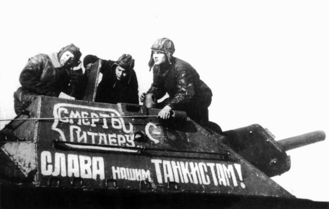 Crew members atop a SU-122, 1943 | World War Photos