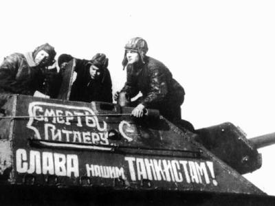 Crew members atop a SU-122, 1943