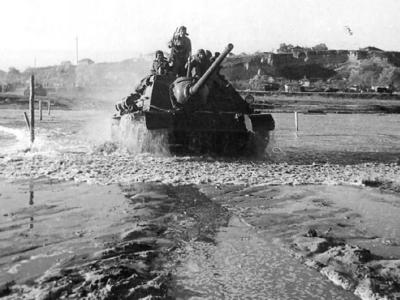 SU-85 crossing the Dnepr
