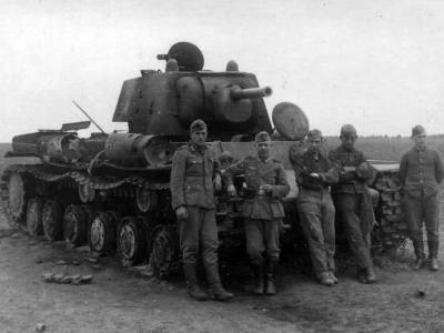 KV-1 tank and wehrmacht soldiers