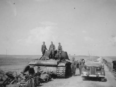 Soviet heavy tank Kliment Voroshilov KV-1 12