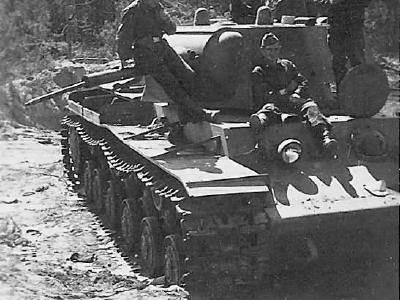 German troops inspect heavy tank KV-1 3