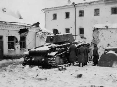 German troops inspect a KV1 tank winter