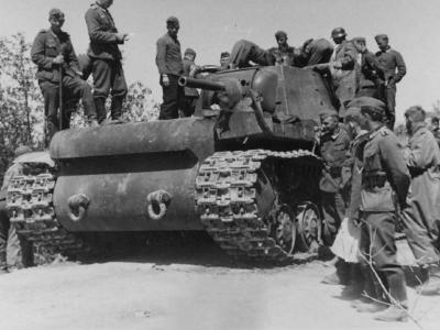 Wehrmacht soldiers examining KV1 tank
