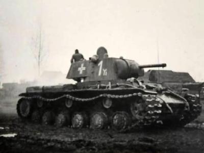 German KV-1 ‚1’ of the 8 Panzer Division (Wehrmacht) – balkenkreuz on the rurret side