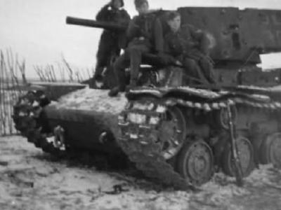 KV-1 (КВ-1 с экранами) tank and German soldiers