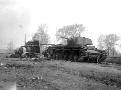 Flak 88 and KV-1 model 1940 destroyed on the road
