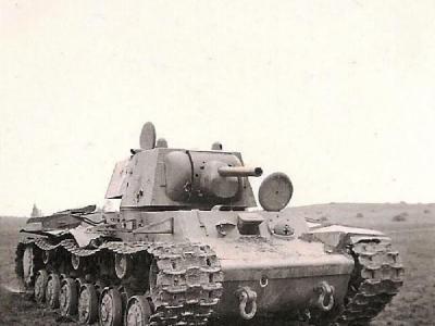 KV-1 heavy tank – multiple hits to the turret and hull