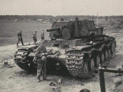 destroyed KV-1 model 1941 s ekranami
