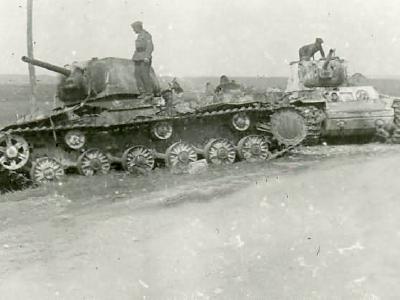 German troops inspect heavy tanks KV-1