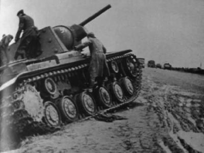 German troops inspect heavy tank KV-1 4