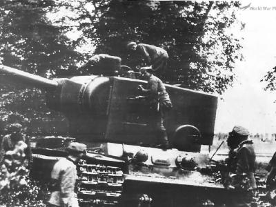 German Troops Inspect Captured Captured Russian KV2