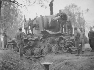 Heavy assault tank KV-2